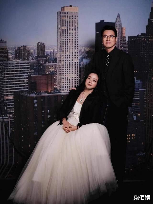 汤唯和金泰勇带女儿新疆过暑假，穿着普通仍很养眼，素颜不像46岁