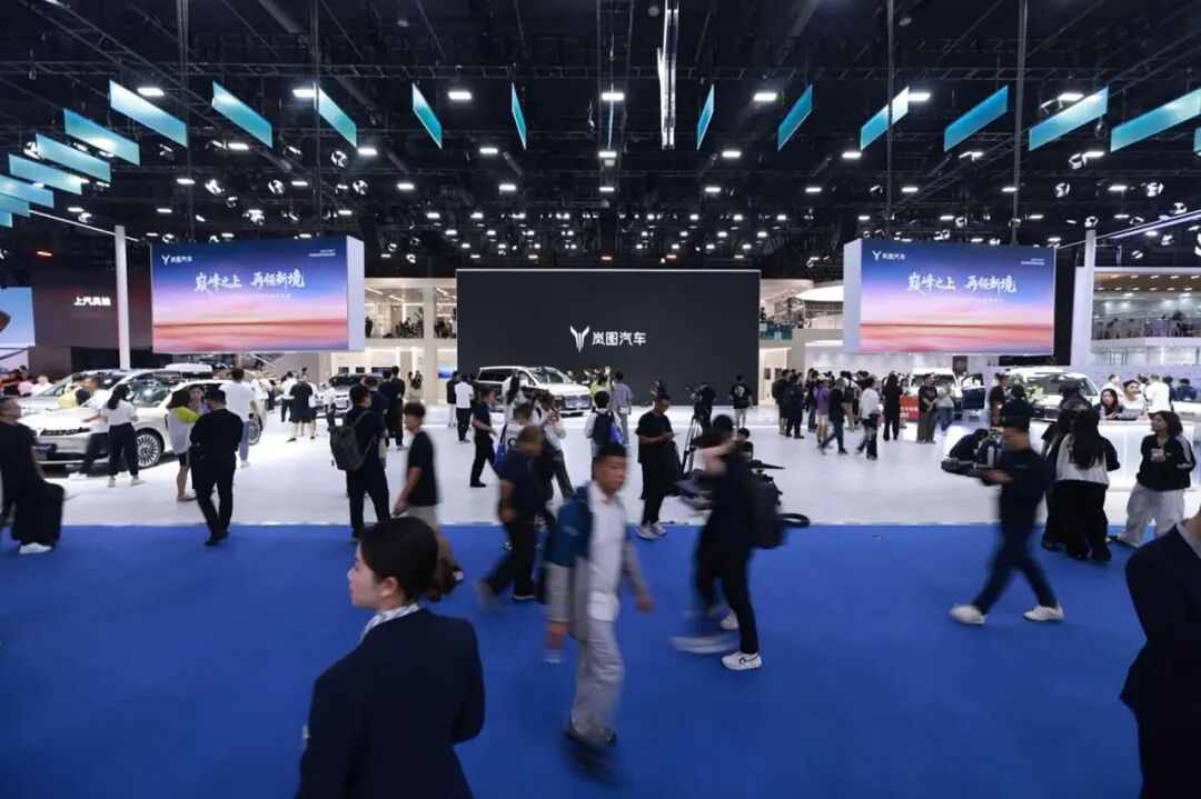 2026款岚图梦想家预售1小时订单破万，成都车展最火品牌凭什么？