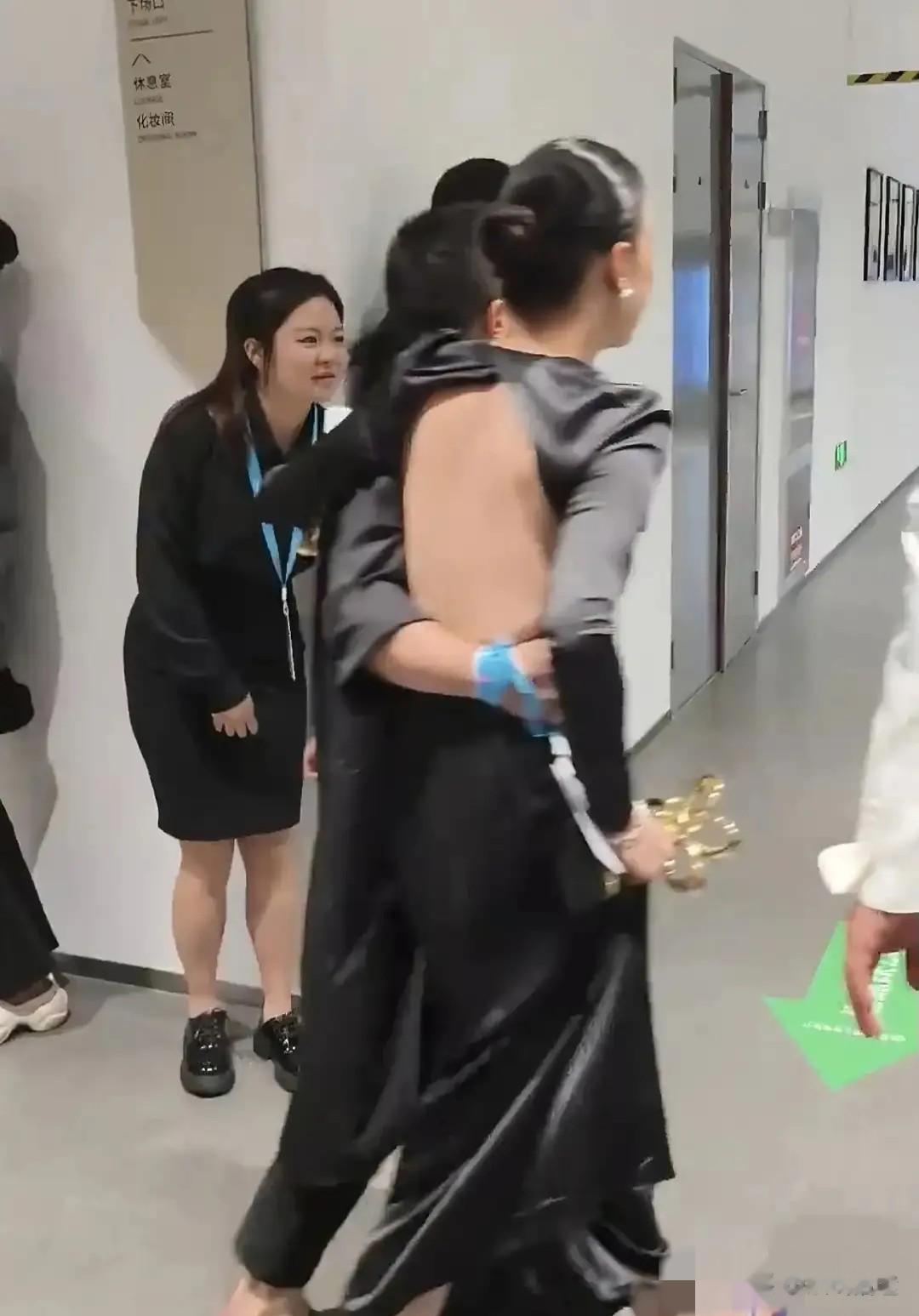 44岁宋佳公然与老头搂腰被拍,亲密像情侣 网友:放开我女神让我来