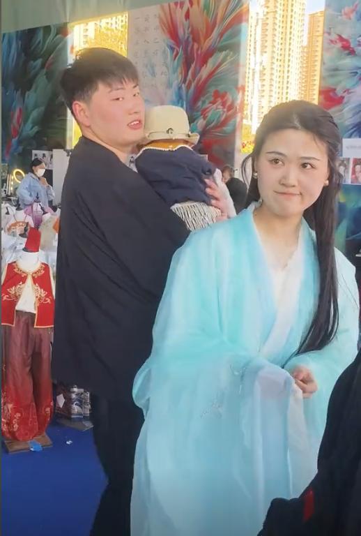 大衣哥带儿子儿媳参加饭局，陈萌一个动作暴露家庭地位，真不简单