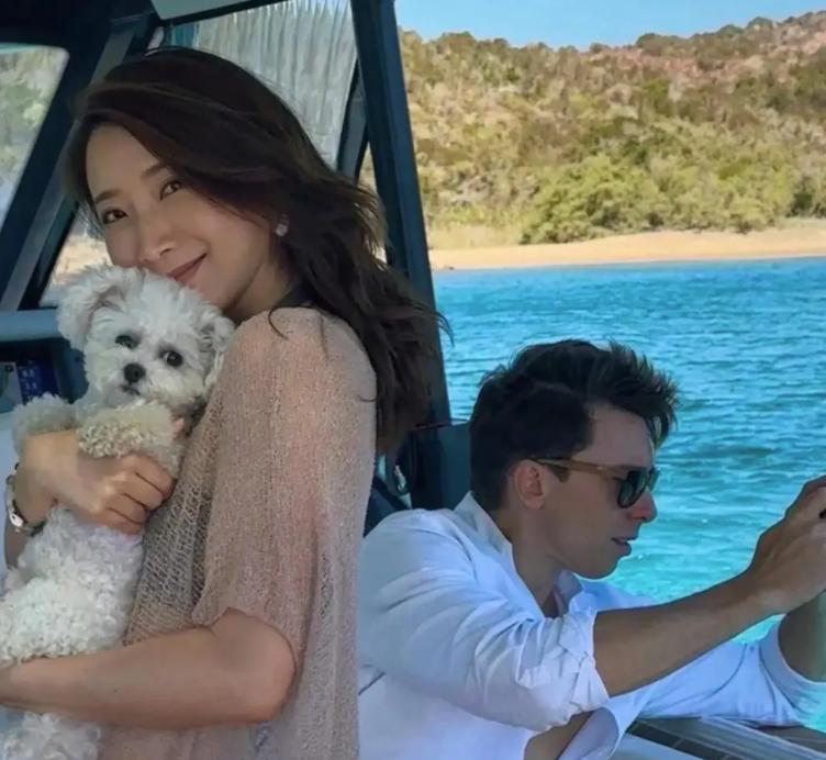 和陈赫离婚10年后，晒出情侣泳装照的许婧，没给前夫留一点体面