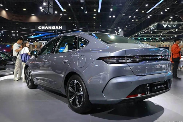 比亚迪疯了吗?爆款家轿直降至5.48万,近4米8超低油耗2.17L