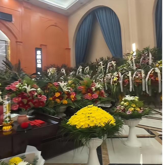 杨少华最后一面曝光,面色发黑遭碰撞无人在意,遗照前中华烟抢镜