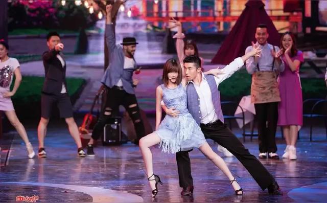 毛晓彤37岁未婚引热议！拉丁舞红裙造型惊艳网友，陈翔看了都后悔