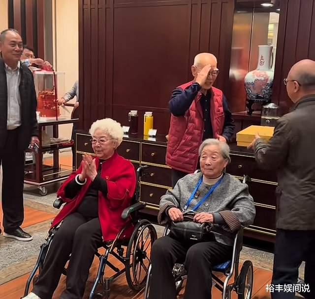 张勇手91岁生日!陈宝国送鲜花,待人接物超有细节,不愧是艺术家