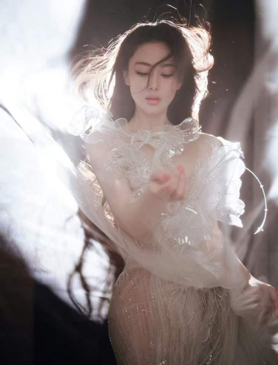 张馨予穿蝴蝶纱裙勾勒完美身材 眼神清冷妩媚