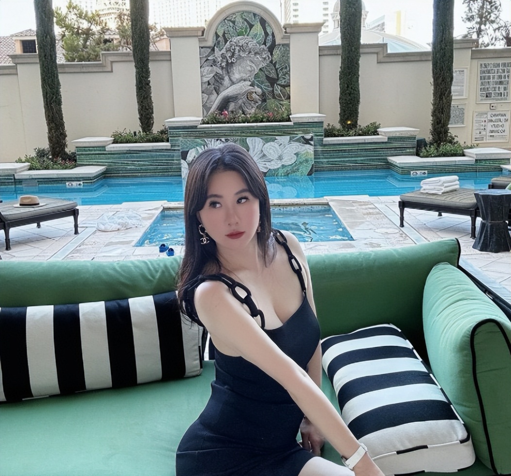 43岁“晶女郎”移居美国，好莱坞当制片人，秘密产子二胎父亲成谜