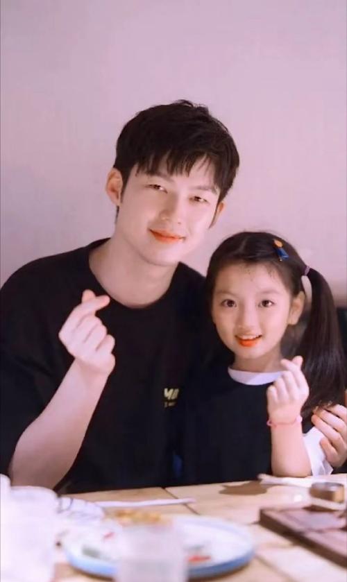 被董力的财力吓到了，以为他只是18线艺人，没想到经济实力这么强