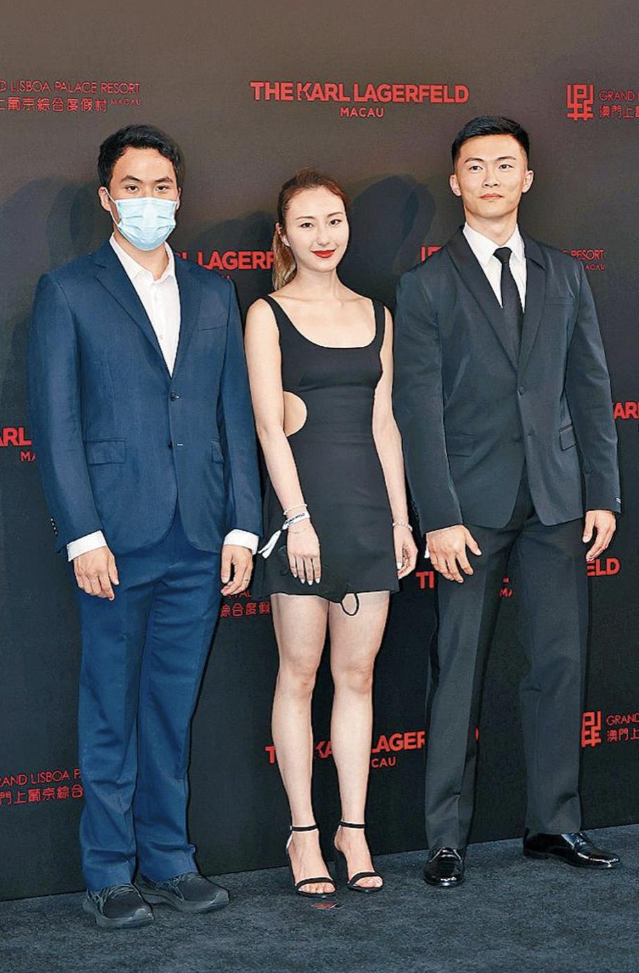 何超云分手后曝光新恋情,携新欢出席闺蜜生日会,被男方搂着合照