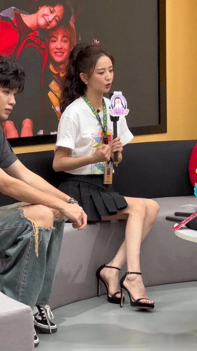 佟丽娅的脚真美像是少女的脚