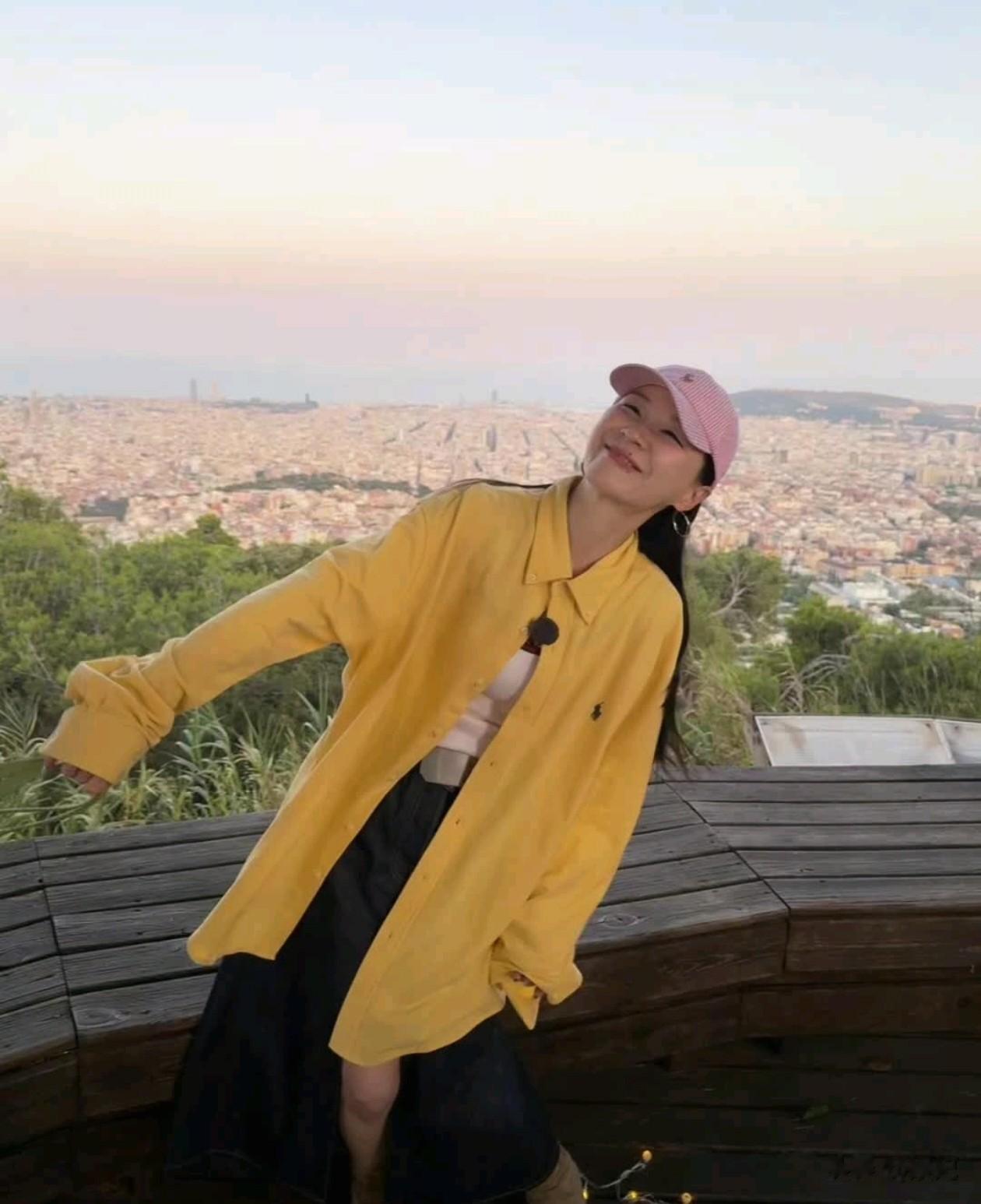 32岁金靖秋日穿搭:棒球帽+黄外套+半身裙,减龄又时尚,像25岁