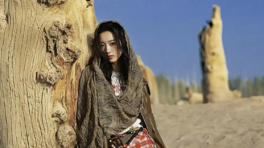 邓恩熙沙漠红裙写真，荒原绽放“沙漠玫瑰”的坚韧与柔美