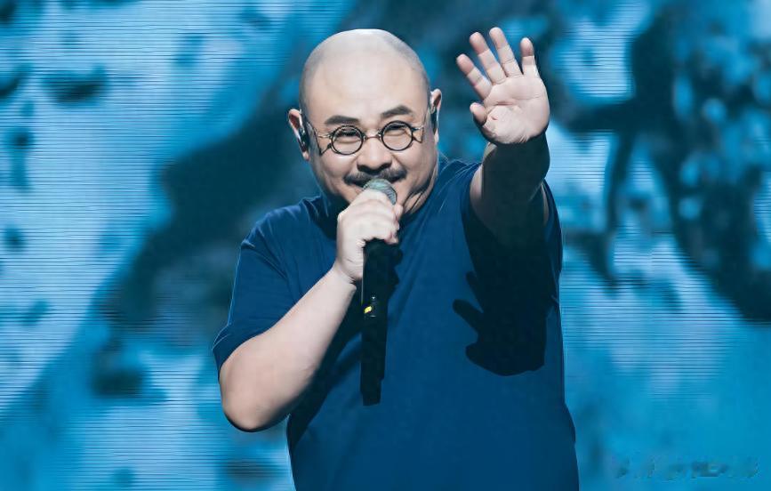 刀郎乌鲁木齐站放飞自我，四朵金花无一缺席，场外有免费伙食提供