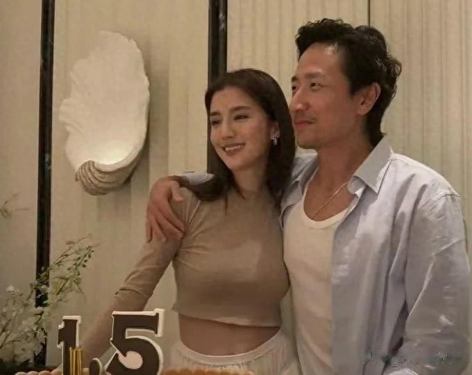 吴千语带货卖了1.5亿,施伯雄搂着她庆祝,想亲老婆却被一把推开 ???