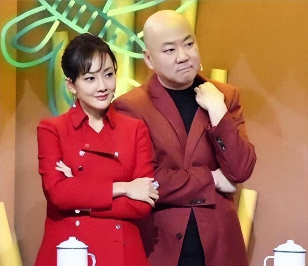 53岁牛莉近照身材火辣！穿4万大衣满身高奢，被大8岁富豪老公宠着