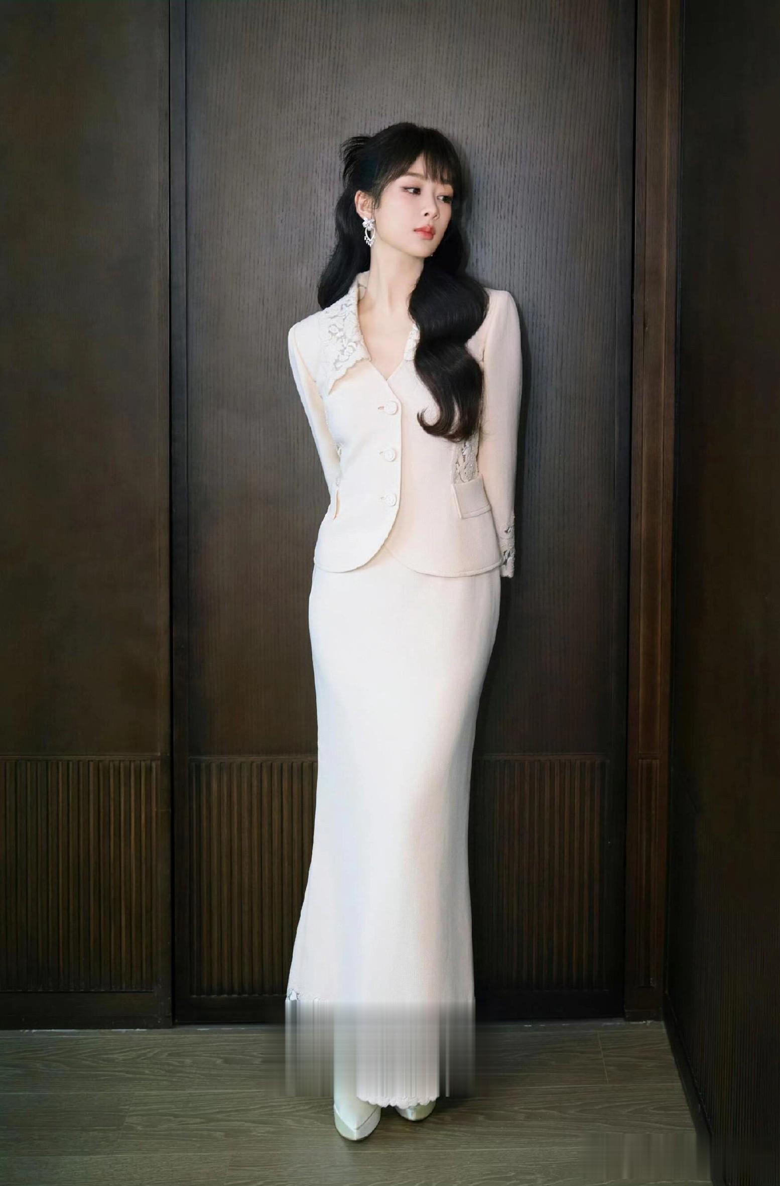 杨紫出席奇瑞发布会，穿镂空刺绣套裙优雅大气，长发披肩美成焦点