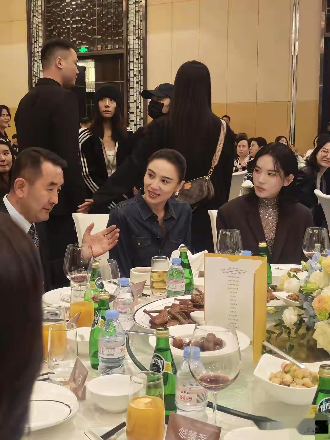 宋佳亮相北京时尚晚宴,高挑身姿配丸子头,又美又飒,气质超绝!