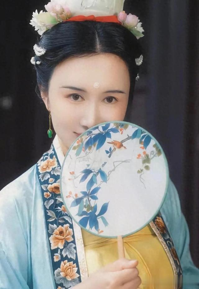 何时熬出头？杜星霖4胎后脸肿了，胸也下垂 了，张纪中却回春 ！