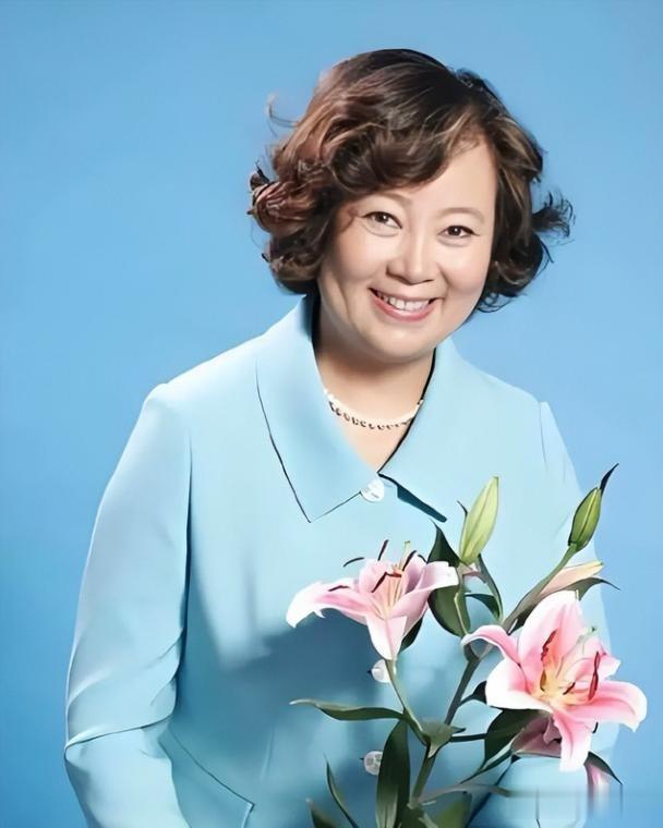 演员方青卓住北京别墅,爱做饭生活接地气,如今70岁是大学教授