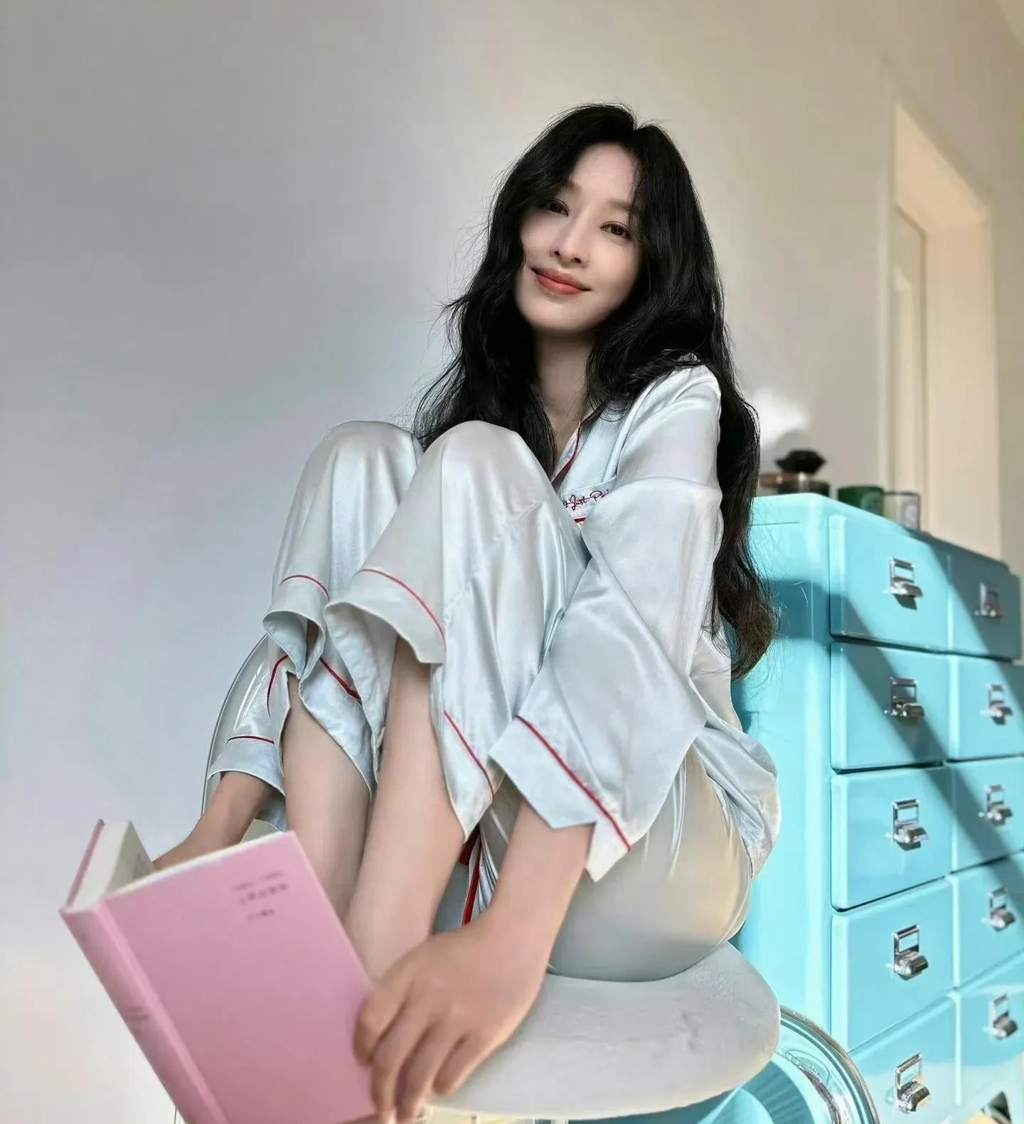 大美女张俪居家睡衣秀脚真美！身材细挑的很有女人味