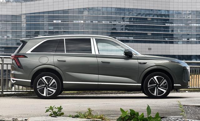 喝92油的中大型SUV，配冰箱+173寸大屏+双电机四驱