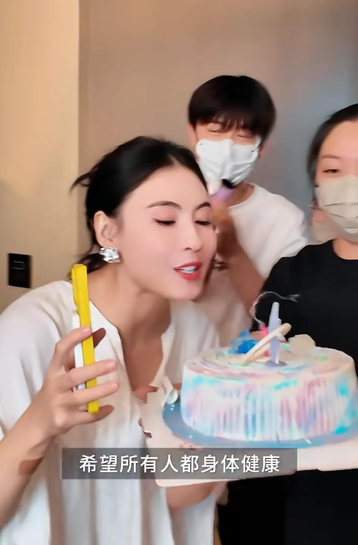 张柏芝45岁生日落泪:18岁儿子跨国转机送蛋糕,张柏芝幸福到流泪