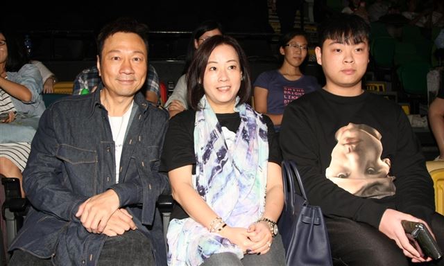 黎耀祥27岁儿子罕露面！曾与李丽珍女儿传绯闻，频晒豪车被批炫富