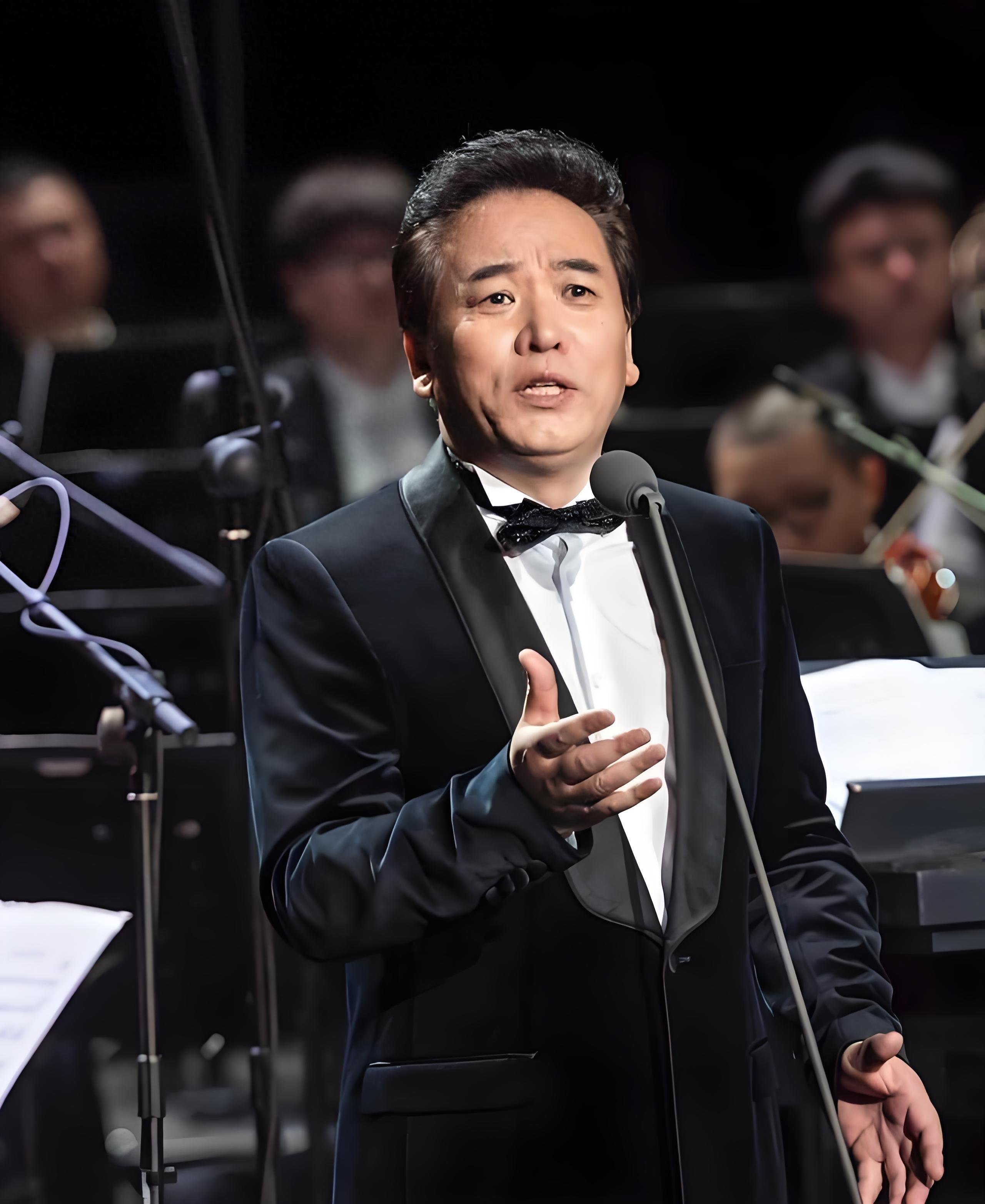 他当红时连续13年登春晚,二婚娶富商妻子,如今一家四口其乐融融