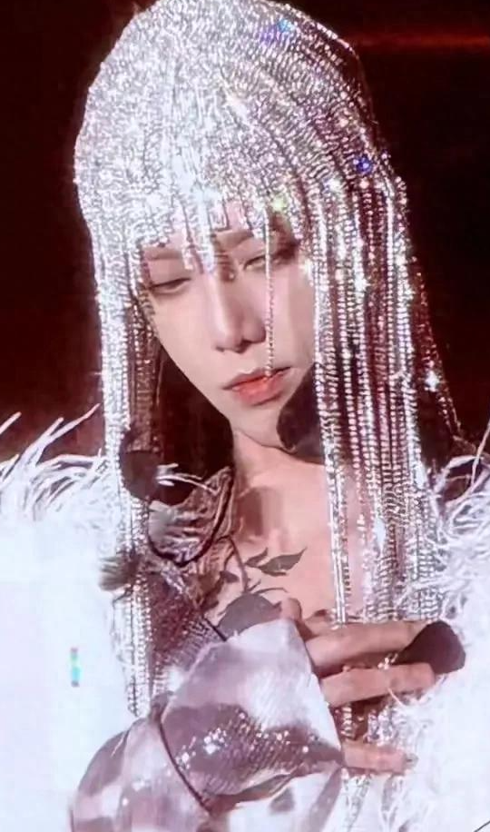 华晨宇演唱会穿女装炸场！钻石流苏配高跟鞋，网友：这是艺术还是流量密码？