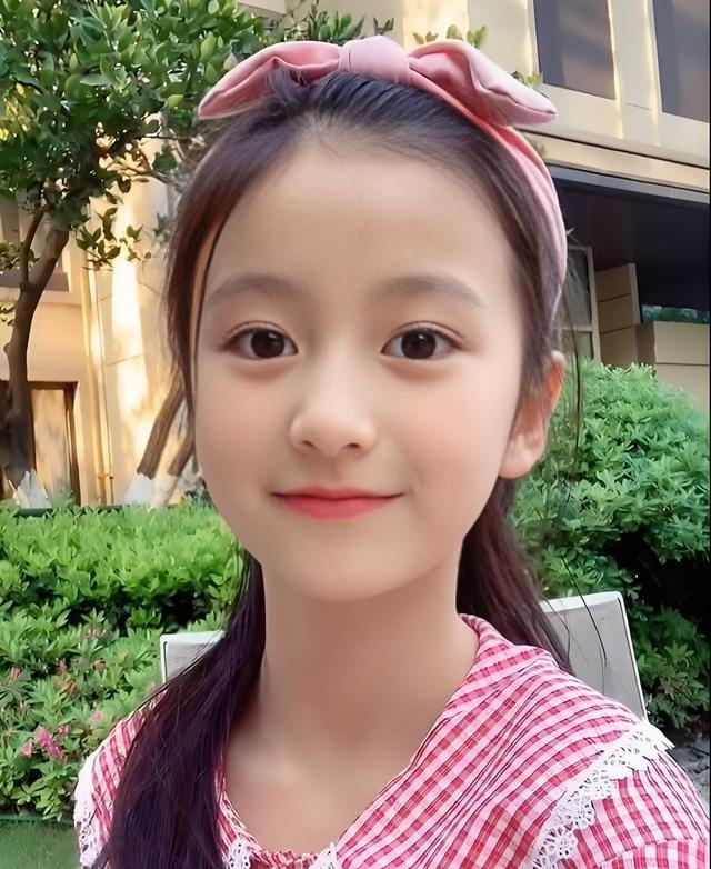 裴佳欣出生于2009年,凭借甜美可爱的外表在网络上积累了大量粉丝