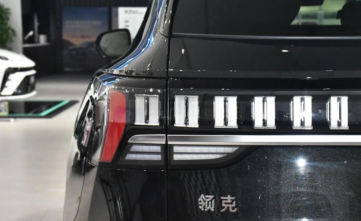 可惜了这豪华SUV，254马力+四驱+8AT，降至21万多，为何卖不动？