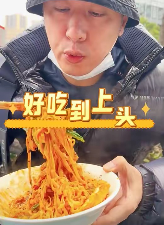 任重孙骁骁手挽手逛街，6岁大儿子由保姆贴身照顾，二胎女儿1岁多