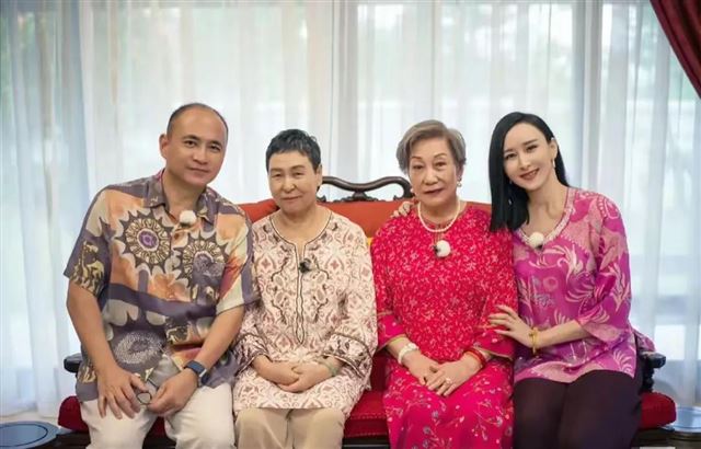 胡静朱兆祥与母亲同拍全家福，47岁似27岁美炸，妈妈气质佳！