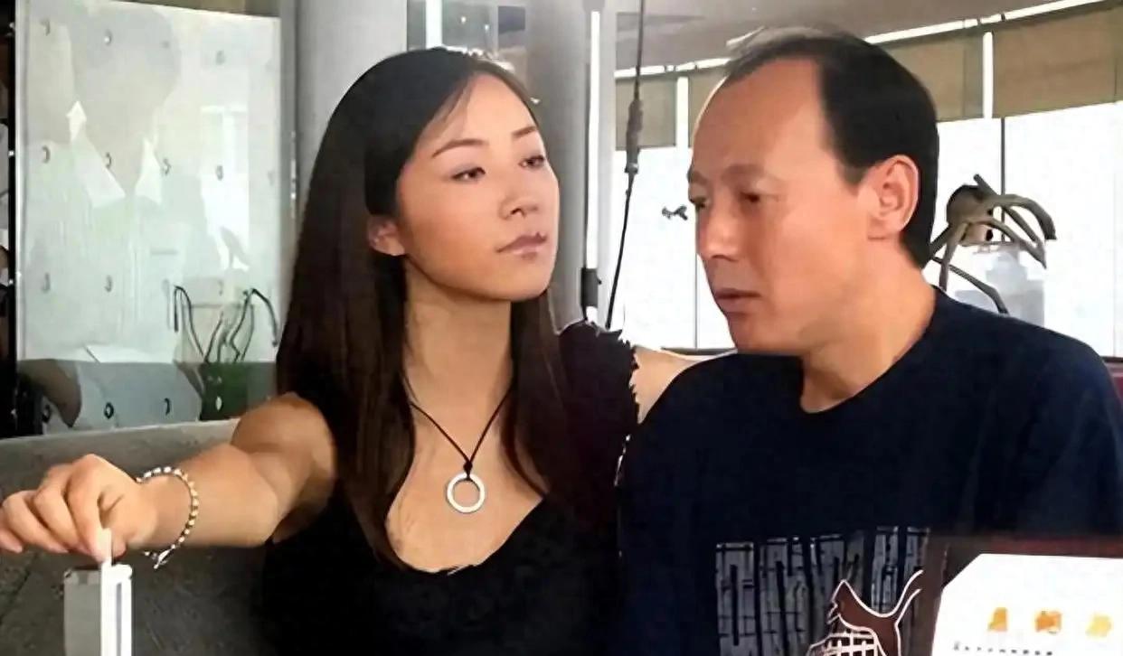 41岁韩雪和60岁丈夫聚餐被拍，两人穿着朴素，网友表示这是真豪门