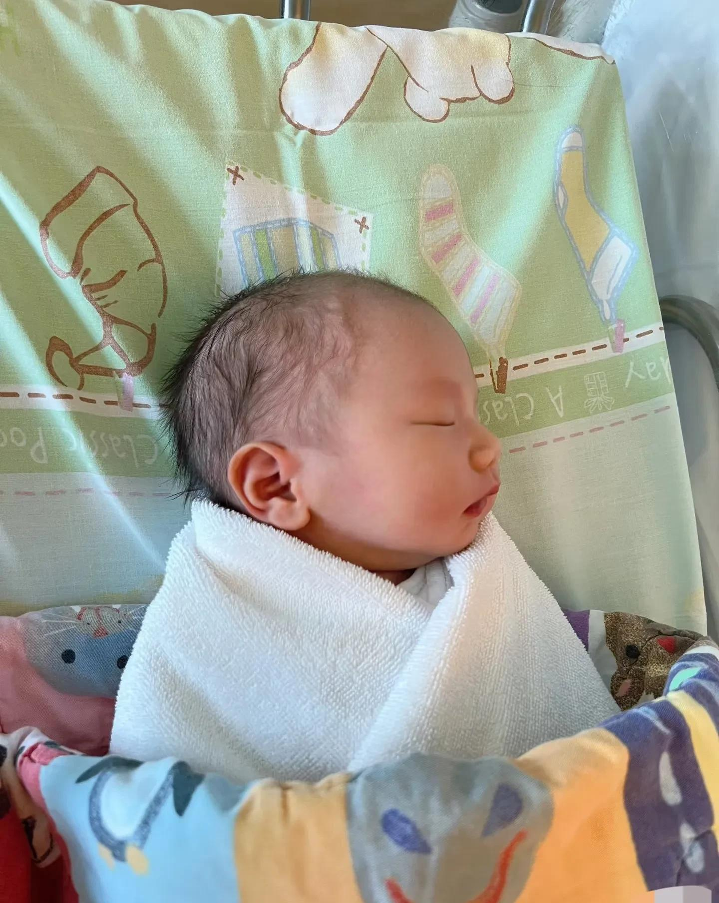 看张檬儿子正面照，惊觉她整容前颜值超高