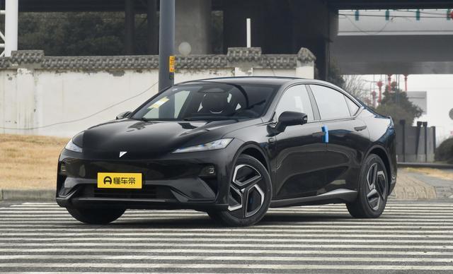 新款红旗E-QM5亮相上海车展，纯电动中型车设计，怀挡布局引领新潮流