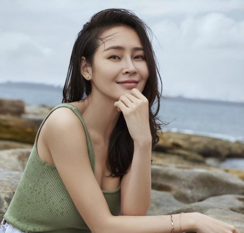 于明加的幸福密码:不嫁豪门嫁真爱,两个女儿成人生赢家