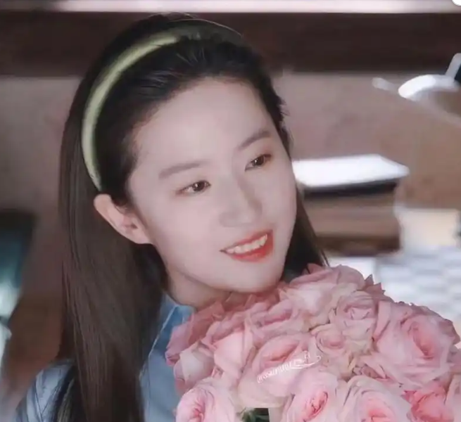 刘亦菲已经回到美国生活,和友人逛街拍照,打扮朴素看球赛心情好