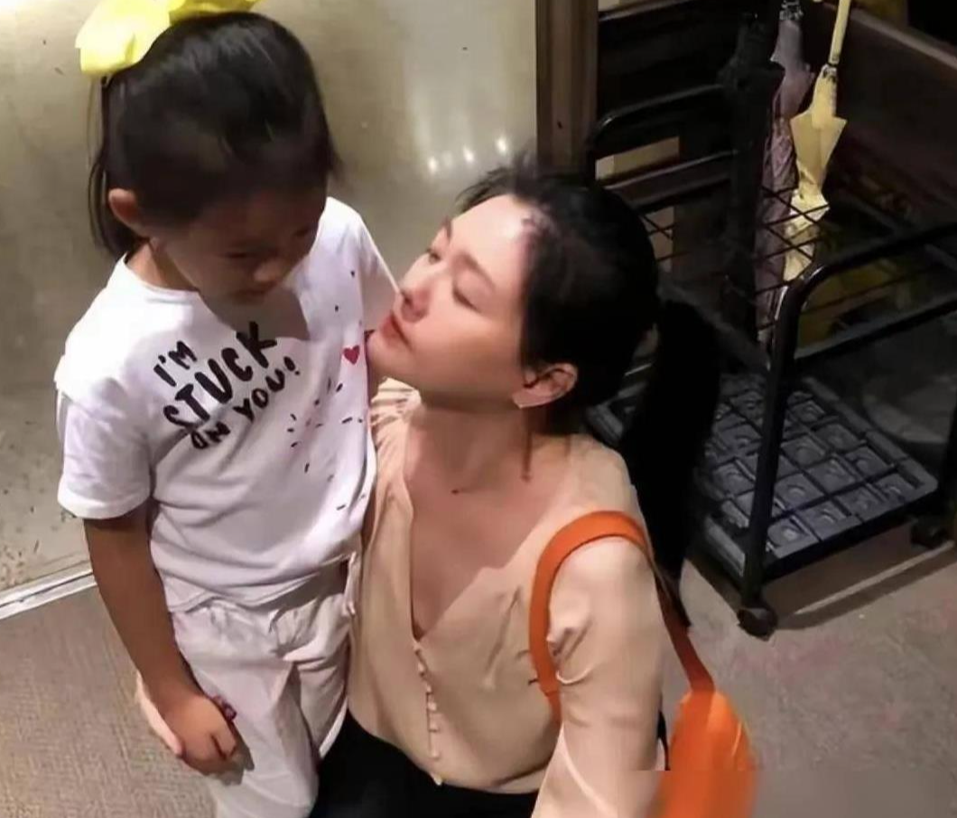 大S离世192小时后，一双儿女踏上迢迢回京路