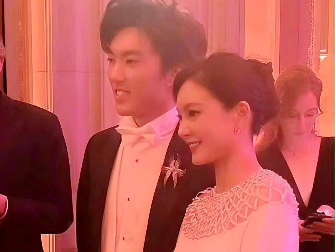 张艺谋携妻出游，合体现身巴黎多场活动，42岁陈婷气质出众变美了