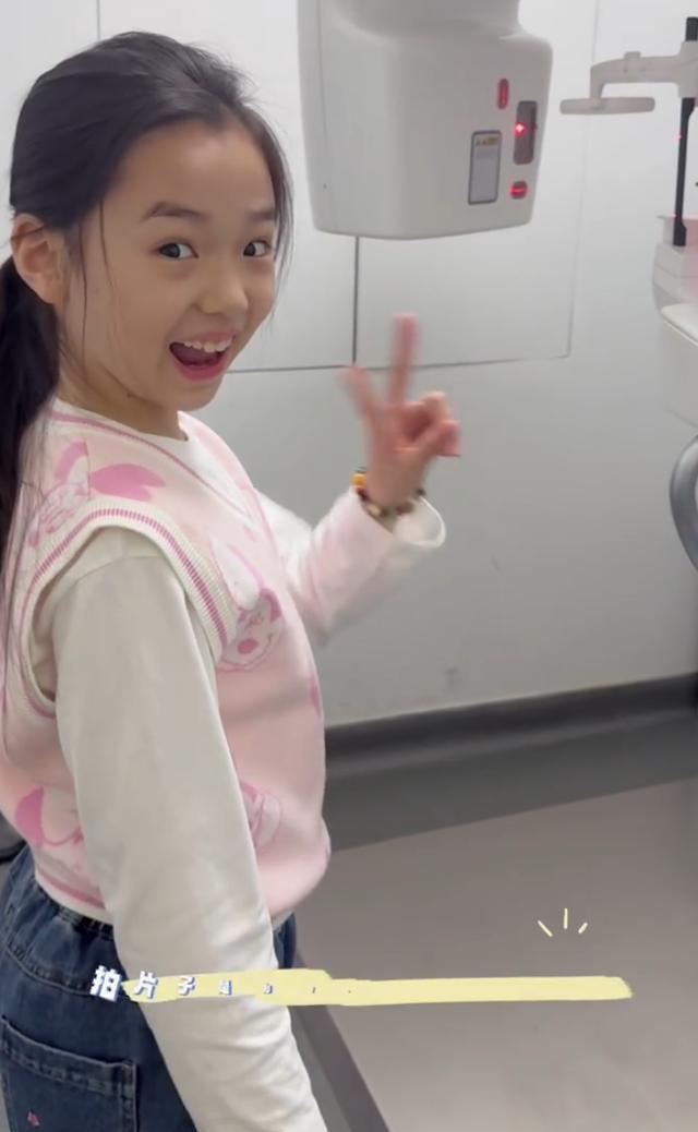 董璇自曝女儿牙齿严重深覆合，下巴后缩右边脸塌，需长期矫正