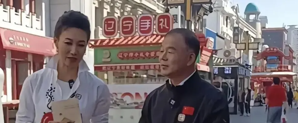 47岁李梓萌沈阳街头热舞，单身生活超火热