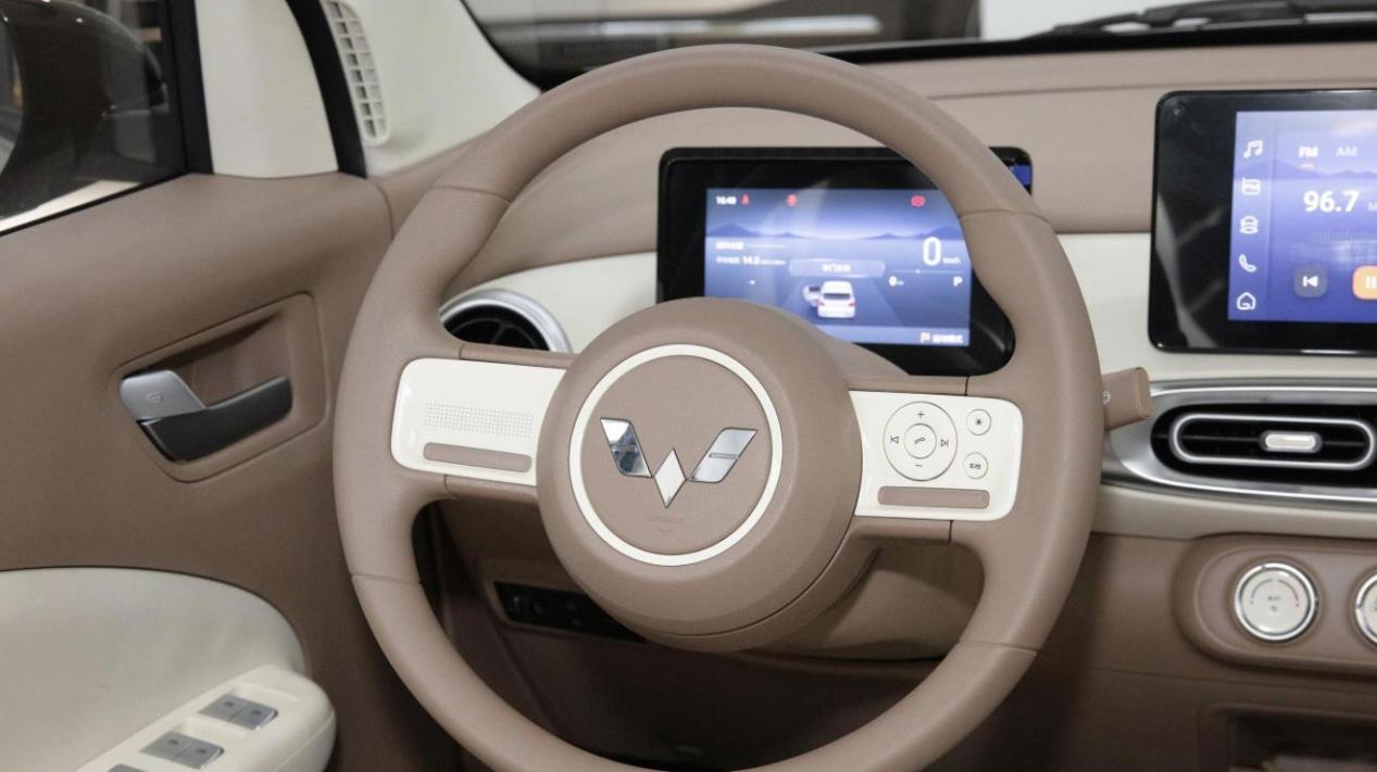 五菱宏光MINI EV四门版：胜负欲，要溢出来了