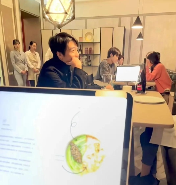 俞灏明携女友亮相酒吧，王晓晨疑似已怀孕，男方外出抽烟超贴心！