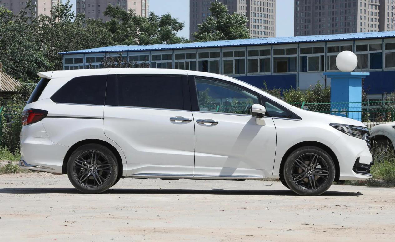 经常自驾游首选这3台MPV，配头等舱座椅，油耗低至5.5L，家用首选