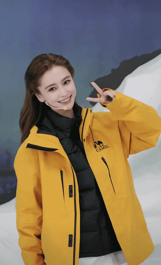 Angelababy打卡香港熊猫馆，颜值回春状态好，一身行头超50万