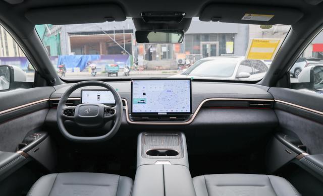 新能源6座中大型SUV，可选零重力座椅、冰箱
