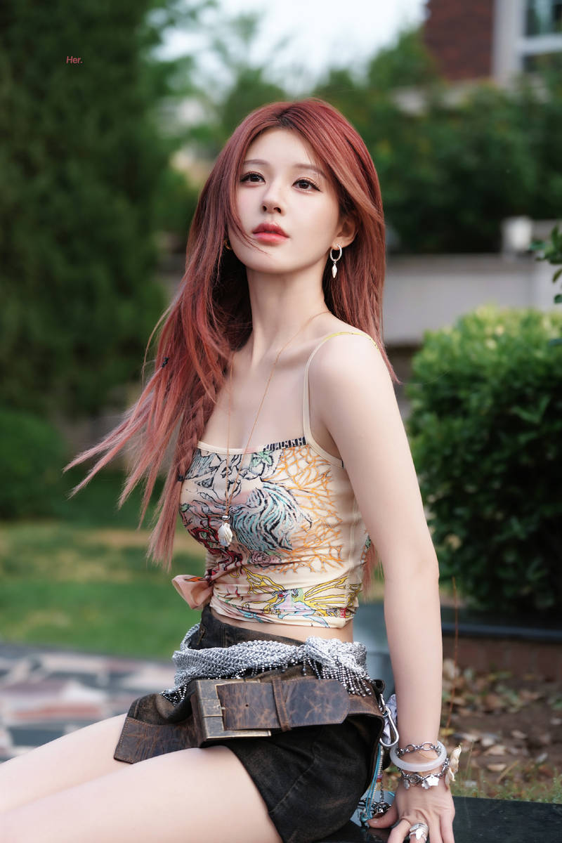 赵露思音乐节红发造型炸场!病后复出首秀,粉丝熬夜守候只为这一刻