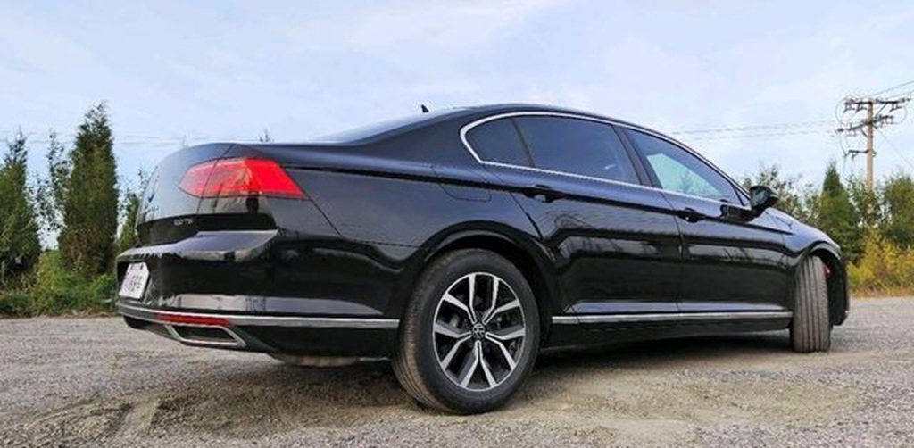大众迈腾R36谍照流出，3.0T V6+四驱系统，零百加速5.1秒