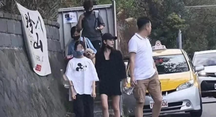 台媒直击汪小菲带女儿爬山 玥儿又瘦又高惹人心疼，却不见霖霖身影